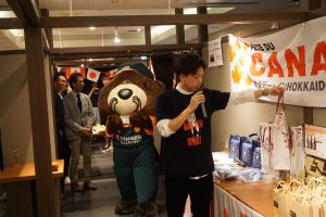 お楽しみ抽選会はマニュビーくんもお手伝い