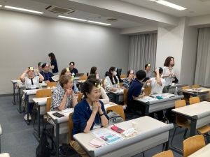 アイスブレイク　皆おでこに付箋を貼って～