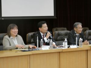 左から、講師 池教授、司会 古地准教授、堰八会長